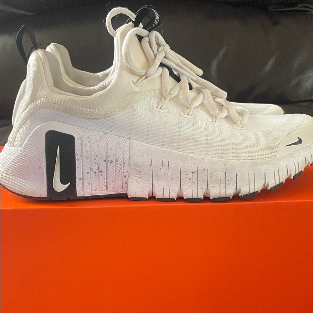 Nike Free Metcon 6 White/Black Metallic Silver Sneakers . Speckled soles